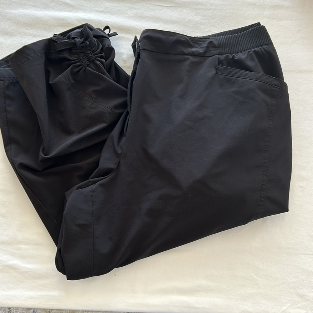 Chico's ZENERGY Black Cropped Cargo Pants Stretchy Cinch ankle Sz 3